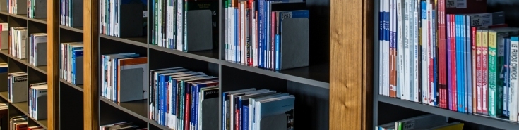 półki z książkami w bibliotece KSAP