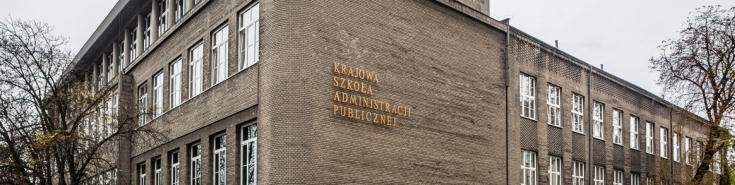 Fragment budynku KSAP ze złotym napisem Krajowa szkoła administracji publicznej