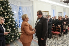 Minister Grażyna Ignaczak–Bandych wręcza odznaczenie Dyrektorowi KSAP