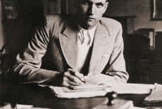 Jan Karski przy biurku