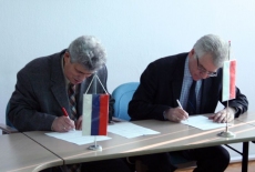 Przedstawiciel rosyjskiej delegacji oraz Dyrektor KSAP podpisują dokument