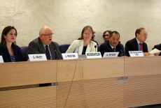 S. Pavey, Jan Pastwa, A. Peters zasiadający za stołem prezydialnym wraz z pozostałymi uczestnikami