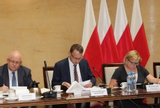 Uczestnicy Rady siedzą przy stole (od lewej) Jan Pastwa – Dyrektor KSAP, dr Marcin Romanowski – Przewodniczący Rady KSAP, minister Beata Kempa – Szef KPRM.