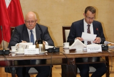 Uczestnicy Rady siedzą przy stole (od lewej) Jan Pastwa – Dyrektor KSAP, dr Marcin Romanowski – Przewodniczący Rady KSAP.