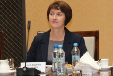 prof. Izabela Kowalik - Wiceprzewodnicząca Rady KSAP siedzi przy stole.