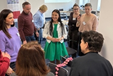 uczestnicy projektu podczas warsztatu - stoją w grupie i rozmawiają