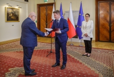Minister Jan Grabiec wręcza akt powołania do Rady KSAP Janowi Pastwie