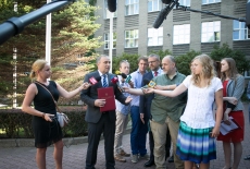 Minister Spraw Zagranicznych Grzegorz Schetyna rozmawia z dziennikarzami na dziedzińcu KSAP