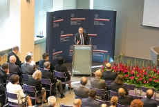Minister Spraw Zagranicznych Grzegorz Schetyna przemawia w auli KSAP