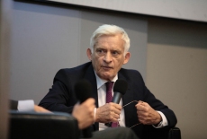 Prof. Jerzy Buzek przemawia z prezydium na Auli KSAP