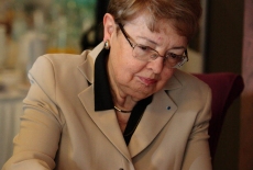 Prof. Maria Gintowt-Jankowicz wpisuje się do Księgi Honorowej KSAP