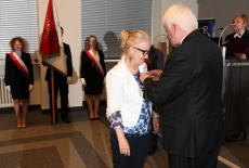 Olgierd Dziekoński przypina Medal Złoty za Długoletnią Służbę Annie Budzikowskiej