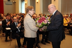 Dyrektor Jan Pastwa wręcza kwiaty prof. Marii Gintowt-Jankowicz