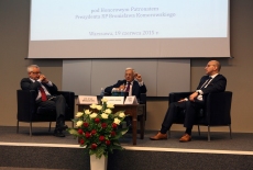 W prezydium na Auli KSAP siedzą od lewej: prof. Stec, Profesor Jerzy Buzek i Premier Marcinkiewicz