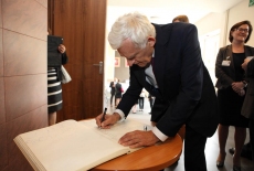 Prof. Jeryz Buzek wpisuje się do Księgi Honorowej KSAP