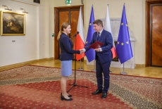 Minister Jan Grabiec wręcza akt powołania do Rady KSAP Monice Dziadkowiec
