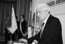 Prof. Andrzej Ajnenkiel, Przewodniczący Rady KSAP, prowadzi wykład na inauguracji w 1993 r.