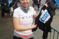 Reprezentantka KSAP soi przy barierce z bluzką startową