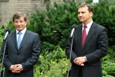 Na dziedzińcu KSAP stoi Minister Spraw Zagranicznych Republiki Turcji Ahmet Davutoglu i Radosław Sikorski