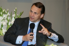 Radosław Sikorski mówi do mikrofonu
