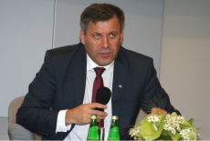 Janusz Piechociński mówi do mikrofonu