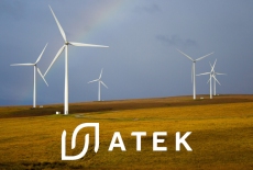 Sześć wiatraków stojących na polu, na tle niebieskiego nieba. Logo Atek na dole zdjęcia.