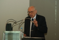 Prof. Bartoszewski przemawia przy mównicy