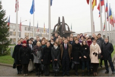 Zdjęcie grupowe słuchaczy przed siedzibą Nato.