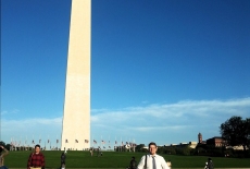 Słuchacz KSAP na tle Pomniku Waszyngtona w USA