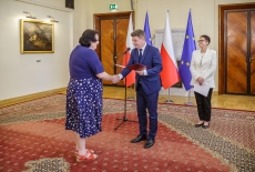 Minister Jan Grabiec wręcza akt powołania do Rady KSAP prof. Jolancie Itrich-Drabarek