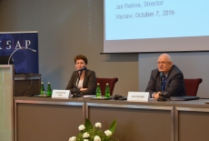 Przy stole prezydialnym od lewej: Katarzyna Woś, Kierownik BD KSAP, Jan Pastwa Dyrektor KSAP.