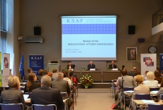 Przy stole prezydialnym od lewej: Katarzyna Woś, Kierownik BD KSAP, Jan Pastwa Dyrektor KSAP, Marek Kuberski.