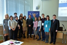 Zdjęcie grupowe uczestników seminarium z Dagmirem Długoszem, radcą w Kancelarii Prezesa Rady Ministrów