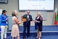 wręczanie kwiatów dyrektor łotewskiej szkoły