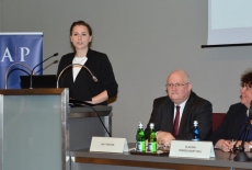 Przedstawicielka XXV rocznika Anna Komorowska, a po jej lewej stronie siedzi Dyrektor Jan Pastwa, Szef Służby Cywilnej Claudia Torres-Bartyzel