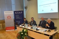 Przy stole prezydialnym siedzi od lewej: Katarzyna Woś Kerownik BD, Wojciech Federczyk Dyrektor KSAP, Marek Kuberski MSZ, Prof. Stec.