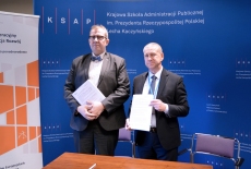 Dyrektor KSAP i Dyrektor Centrum Projektów Europejskich po podpisaniu umowy