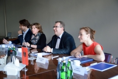 Przedstawiciele KSAP siedzą przy stole podczas spotkania