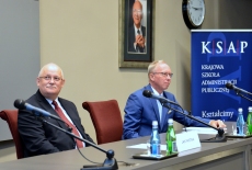 Przy stole prezydialnym siedzą od lewej: Dyrektor KSAP Jan Pastwa i Wojewoda Mazowiecki Jacek Kozlowski.