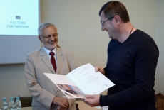Uczestnik szkolenia odbiera certyfikat ukończenia kursu z rąk prof. Mirosława Steca.