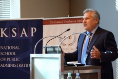 Prezydent Aleksander Kwaśniewski przemawia na mównicy w auli KSAP