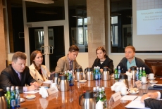 Dziennikarze z Ukrainy siedzią przy stole.