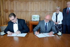 Dyrektor KSAP i Rektor Politechniki Warszawskiej podpisują porozmienie