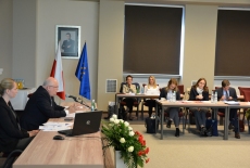 Uczestnicy wizyty studyjnej siedzą przy stołach, w prezydium siedzi Karolina Sawicka i Jan Pastwa