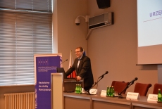 Dyrektor KSAP Wojciech Federczyk stoi przy mównicy i przemawia