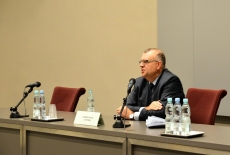 Przy stole prezydialnym siedzi Kazimierz Ujazdowski