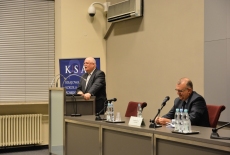 Na mównicy przemawia Jan Pastwa, przy stole prezydialnym siedzi Kazimierz Ujazdowski