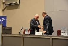 Dyrektor Jan Pastwa podaje rękę Kazimierzowi Ujazdowskiemu