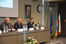 Za stołem prezydialnym siędzą od lewej: Jan Pastwa, Maciej Wnuk, Mirosław Sycz