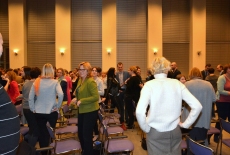 Zdjęcie ukazuje ludzi z widowni stojących i rozmawiających